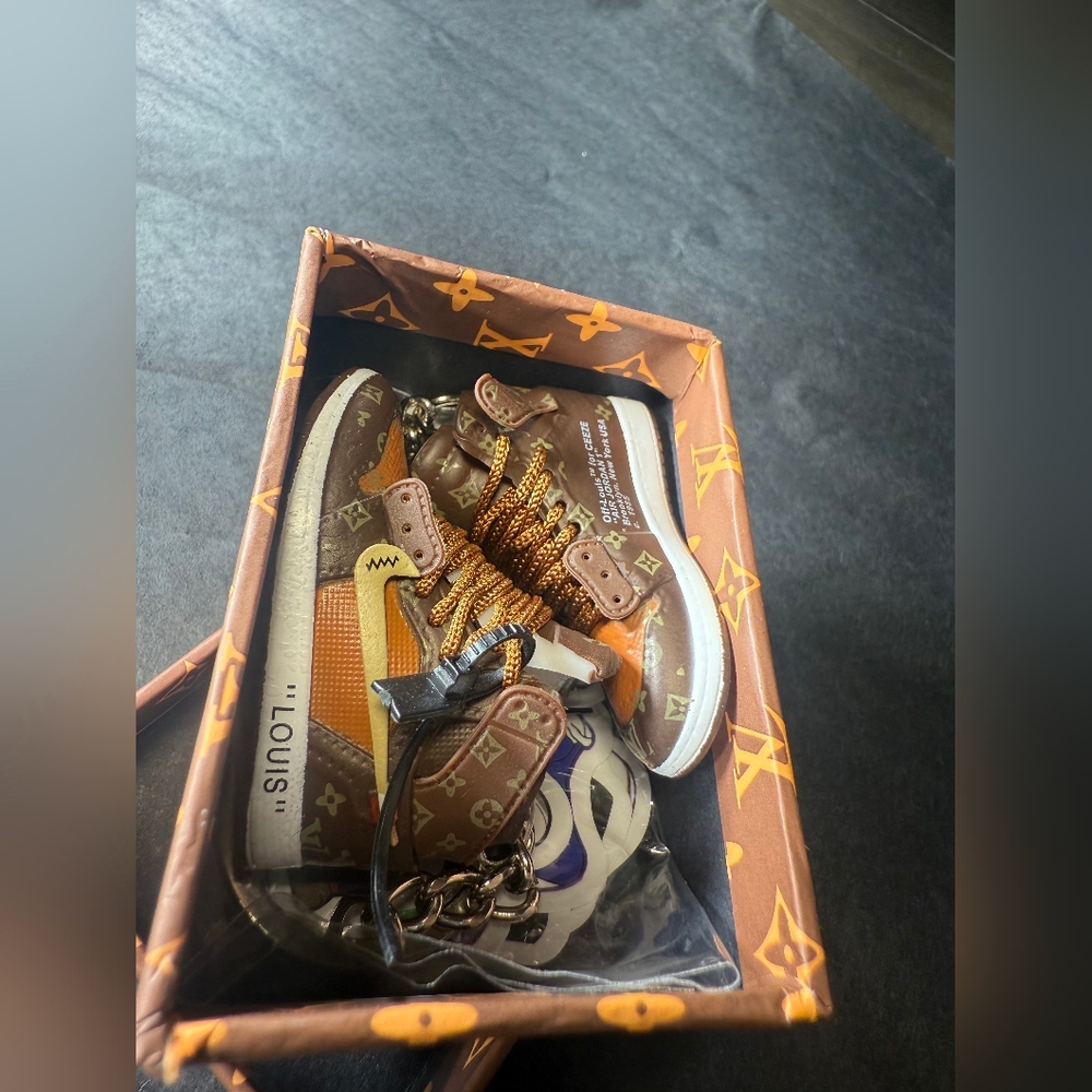 Luxe Inspired High-Top Pair Of Sneaker Keychains With Box! - Picture 11 of 12